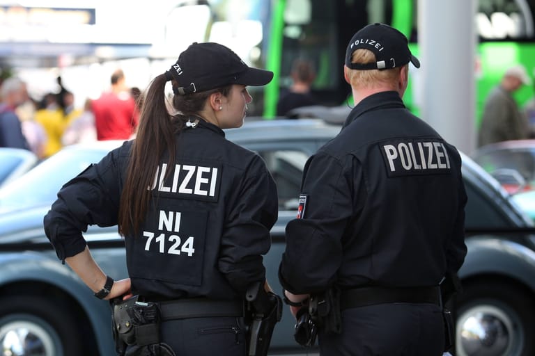 Tag der Niedersachsen (Archivbild): Zwei Polizisten sorgen für Sicherheit beim Kulturfest.