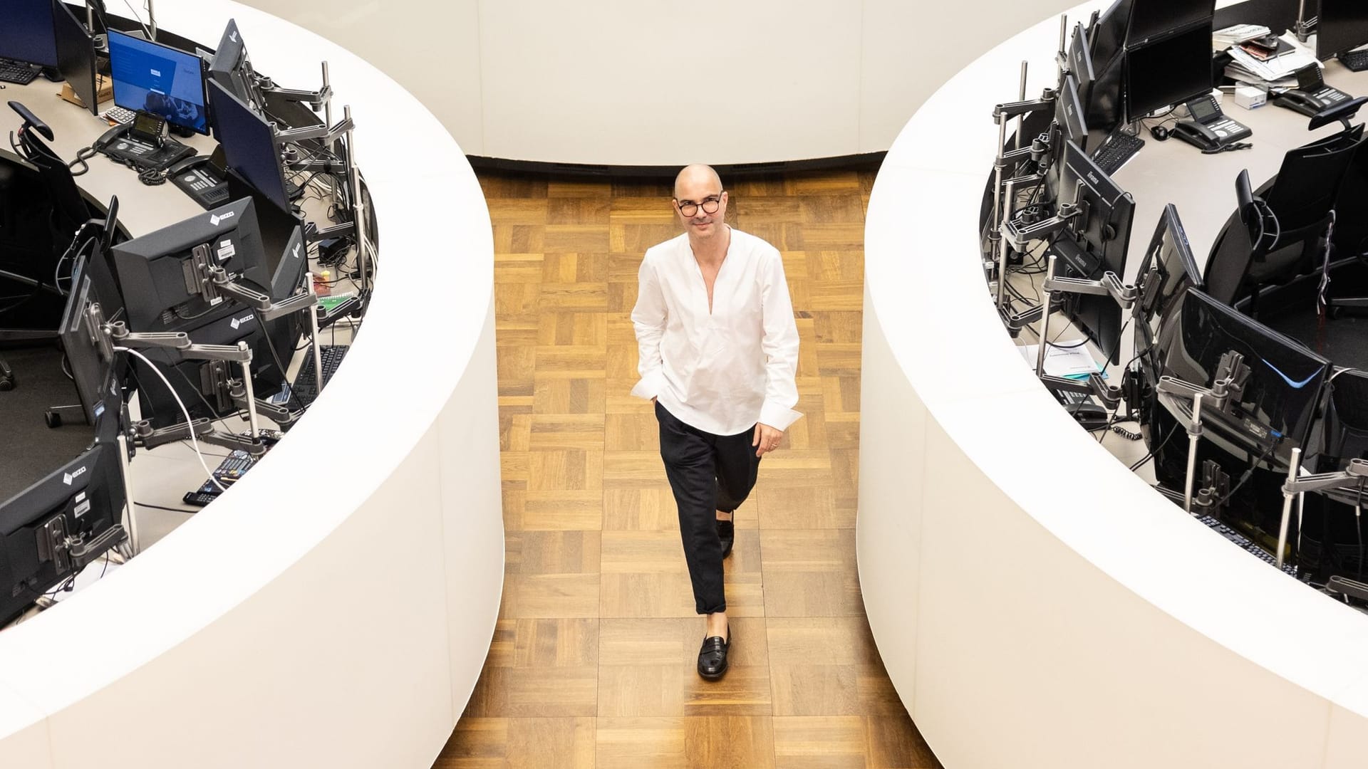 René Storck eröffnet die Frankfurt Fashion Week 2022: Der Designer hat für seine Show die Börse zum Laufsteg gemacht. René Storck eröffnet die Frankfurt Fashion Week 2022: Der Designer hat für seine Show die Börse zum Laufsteg gemacht.