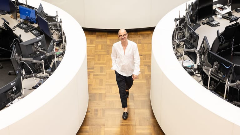 René Storck eröffnet die Frankfurt Fashion Week 2022: Der Designer hat für seine Show die Börse zum Laufsteg gemacht.