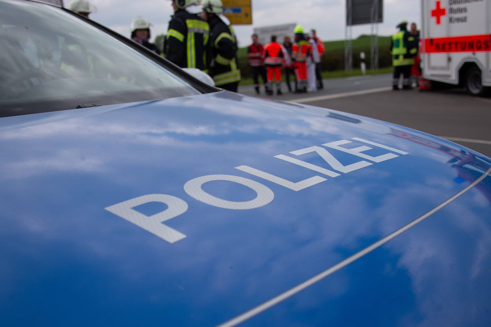 Ein Einsatzwagen der Polizei (Symbolbild): Die Polizei nahm zwei jugendliche Tatverdächtige fest.