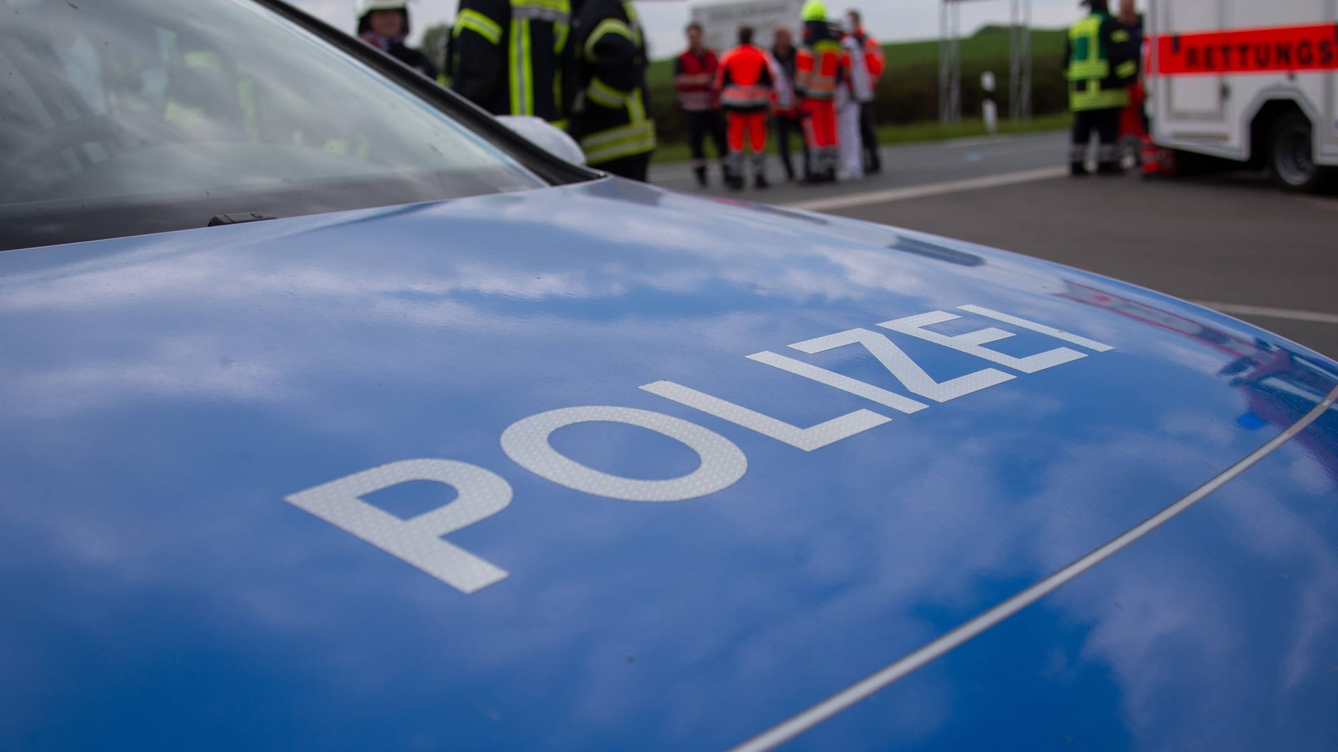 Ein Einsatzwagen der Polizei (Symbolbild): Die Polizei nahm zwei jugendliche Tatverdächtige fest.