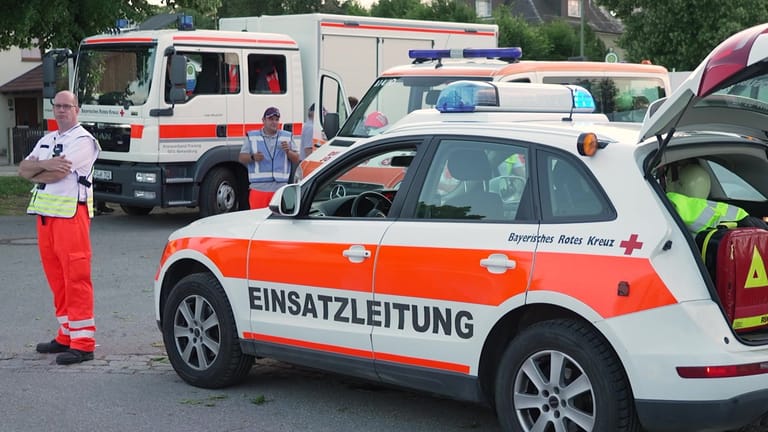 Rettungskräfte in Moosbach an der Isar: Bis in die Nacht konnte eine vermisste Person nicht gefunden werden.