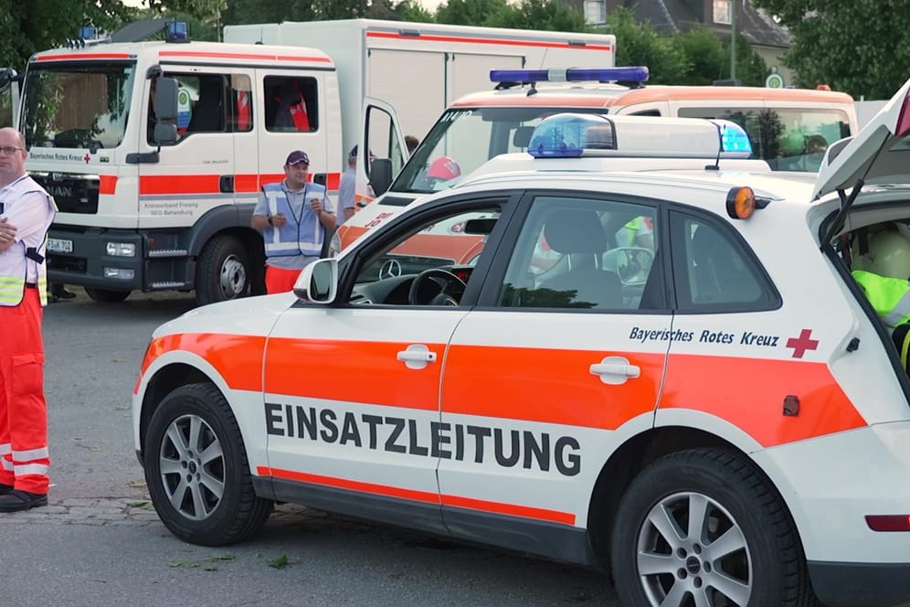 Rettungskräfte in Moosbach an der Isar: Bis in die Nacht konnte eine vermisste Person nicht gefunden werden.