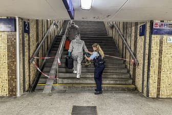 Einsatzkräfte der Polizei sind an einem Tatort am Bahnhof im Einsatz. Bei einer Auseinandersetzung zwischen zwei Männern am Bahnhof in Weil der Stadt (Landkreis Böblingen) ist einer der beiden tödlich verletzt worden.