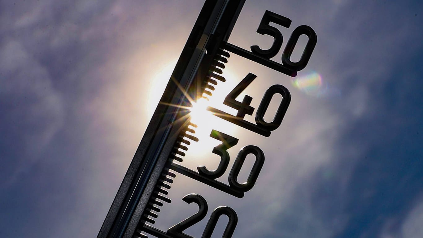 Ein Thermometer zeigt über 30 Grad an (Symbolbild). Am Wochenende wird eine Hitzewelle erwartet.