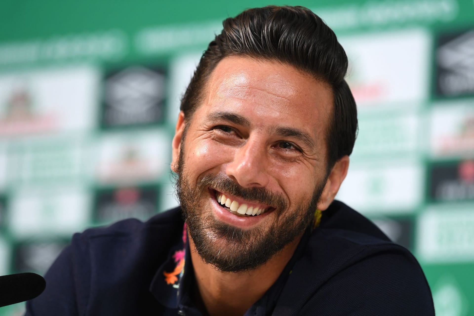 Claudio Pizarro lacht: Auf sein Abschiedsspiel im Weserstadion freut sich der 43-Jährige ganz besonders.