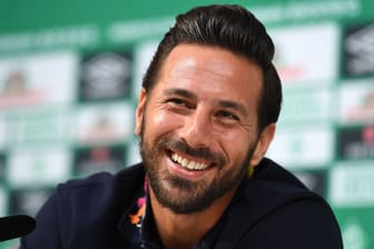 Claudio Pizarro lacht: Auf sein Abschiedsspiel im Weserstadion freut sich der 43-Jährige ganz besonders.