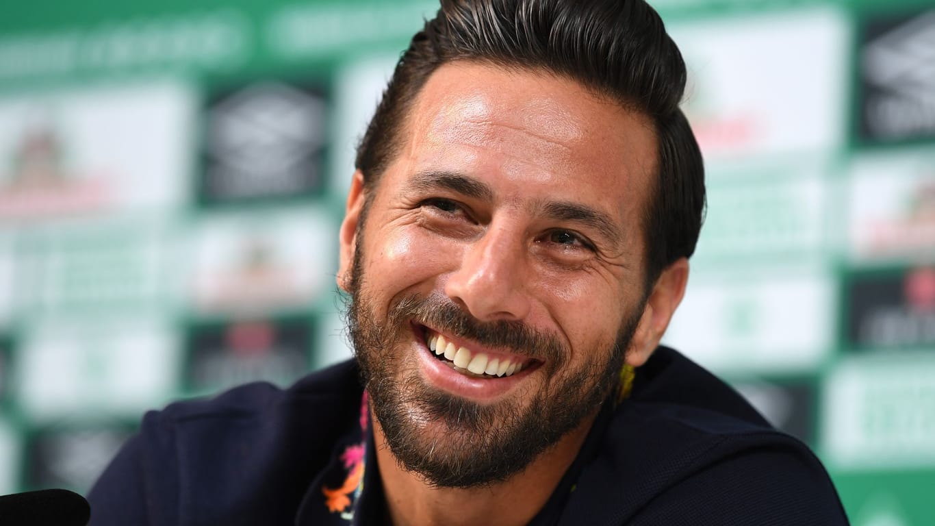 Claudio Pizarro lacht: Auf sein Abschiedsspiel im Weserstadion freut sich der 43-Jährige ganz besonders.