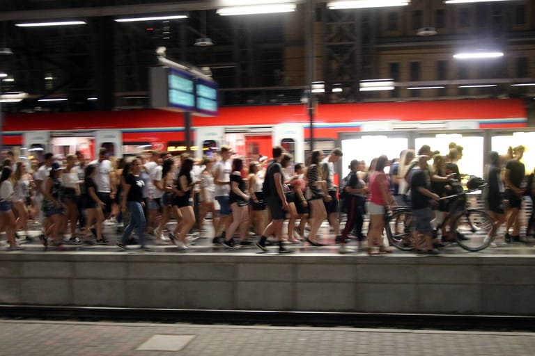 Ein überfüllter Bahnsteig: Zum Ferienstart befürchtet der Verkehrsverbund Rein-Sieg überlastete Bahnhöfe.