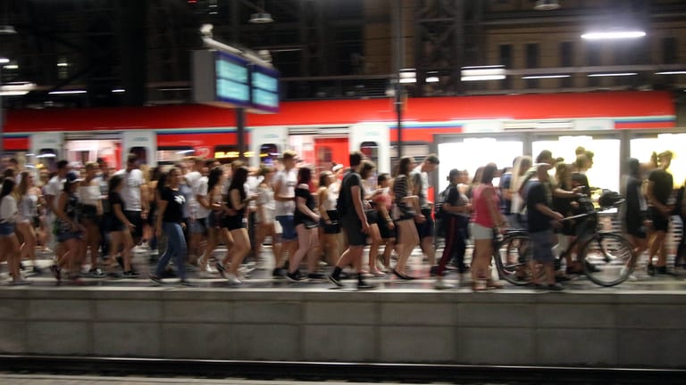 Ein überfüllter Bahnsteig: Zum Ferienstart befürchtet der Verkehrsverbund Rein-Sieg überlastete Bahnhöfe.