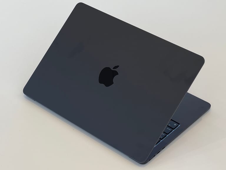 Das MacBook Air in Midnight: Das Foto gibt das tiefdunkle Blau nur ungenügend wieder.