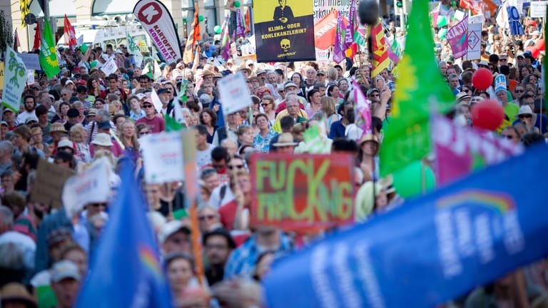 Demonstration in München gegen den G7-Gipfel in Elmau 2015 (Archivbild): Auch in diesem Jahr werden Tausende Menschen in Bayern gegen den Gipfel protestieren.