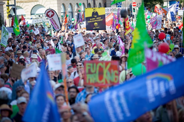 Demonstration in München gegen den G7-Gipfel in Elmau 2015 (Archivbild): Auch in diesem Jahr werden Tausende Menschen in Bayern gegen den Gipfel protestieren.