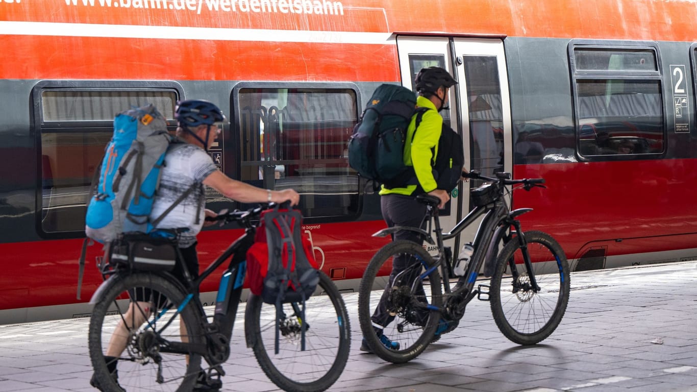 Reisende schieben am Hauptbahnhof in München ihre Fahrräder über den Bahnsteig (Archivbild): Überfüllte Bahnen sind in Bayern bisher selten zu sehen.