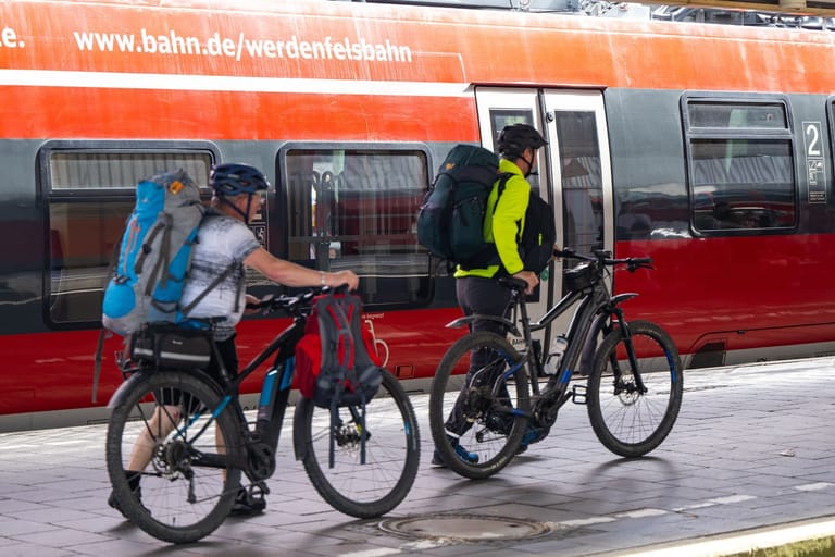 Reisende schieben am Hauptbahnhof in München ihre Fahrräder über den Bahnsteig (Archivbild): Überfüllte Bahnen sind in Bayern bisher selten zu sehen.