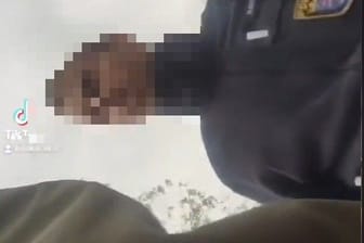 Der Polizist im Tik Tok-Video: Gegen ihn wird nun ermittelt.