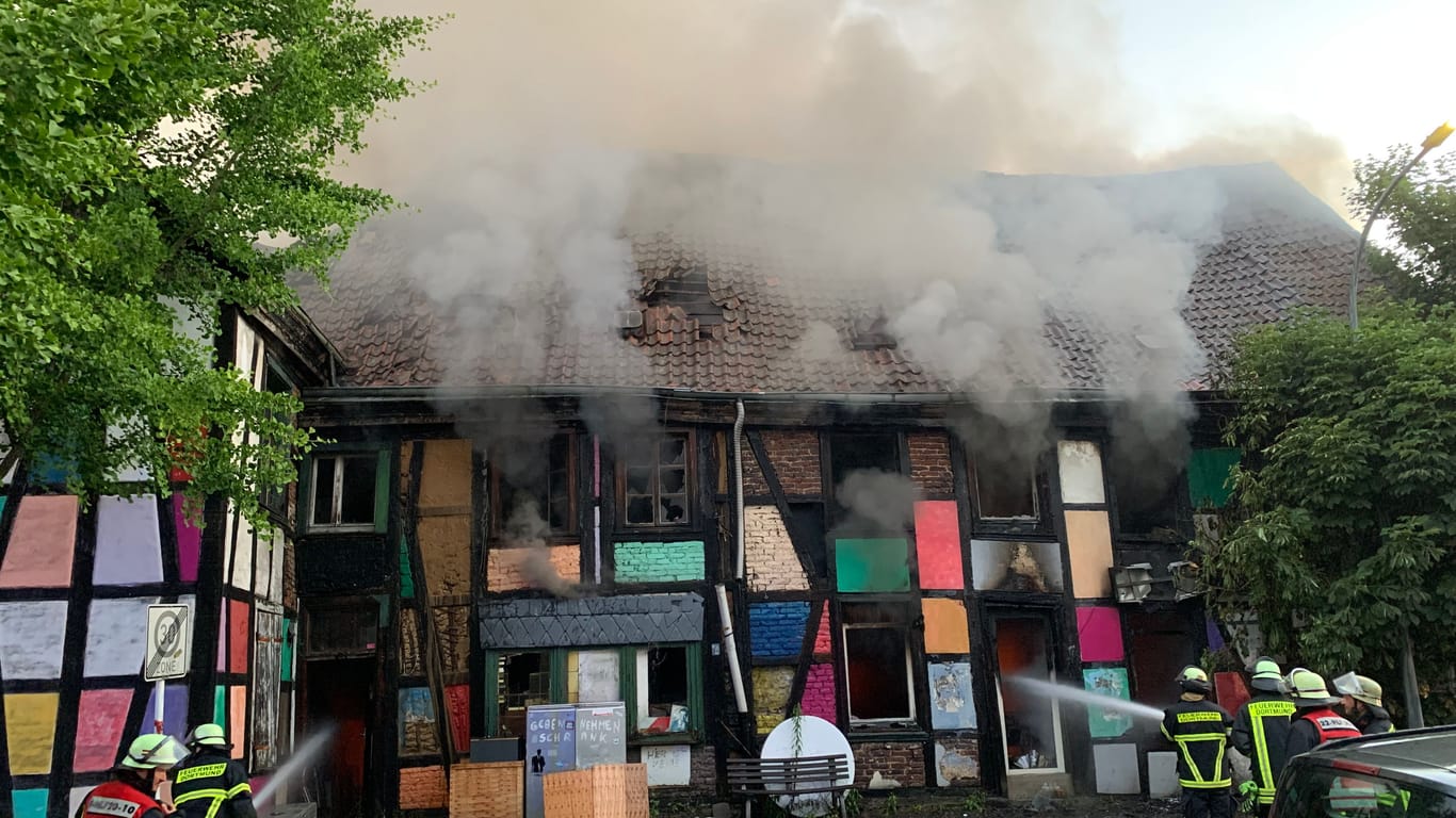 Rauch steigt aus dem Fachwerkhaus auf: Brandschützer versuchen, das einsturzgefährdete Gebäude zu löschen.