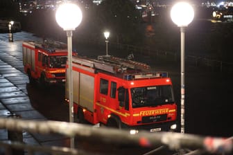 Einsatzwagen der Feuerwehr im Hambruger Hafen (Symbolbild): Das Schiff konnte von den Feuerwehrleuten leer gepumpt werden.