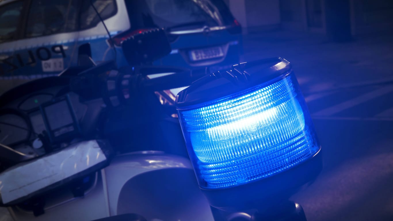 Blaulicht auf einem Polizeiwagen (Symbolbild): Die Frau ist mit einem mutmaßlichen Drogenhändler liiert.