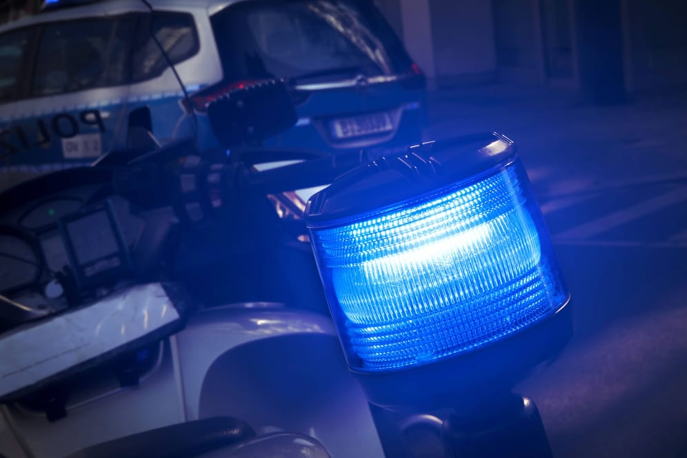 Blaulicht auf einem Polizeiwagen (Symbolbild): Die Frau ist mit einem mutmaßlichen Drogenhändler liiert.