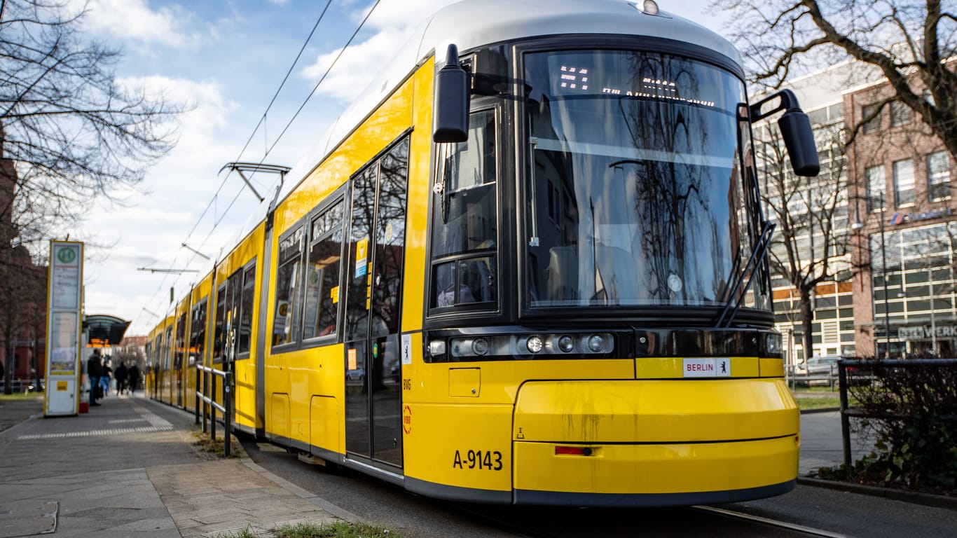 Eine Straßenbahn in Berlin (Symbolbild): Fahrgäste wurden bei dem Unfall nicht verletzt.
