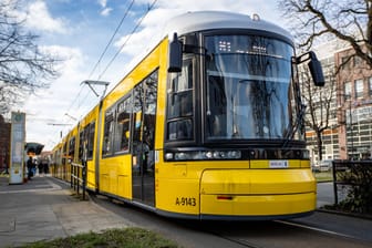 Eine Straßenbahn in Berlin (Symbolbild): Fahrgäste wurden bei dem Unfall nicht verletzt.
