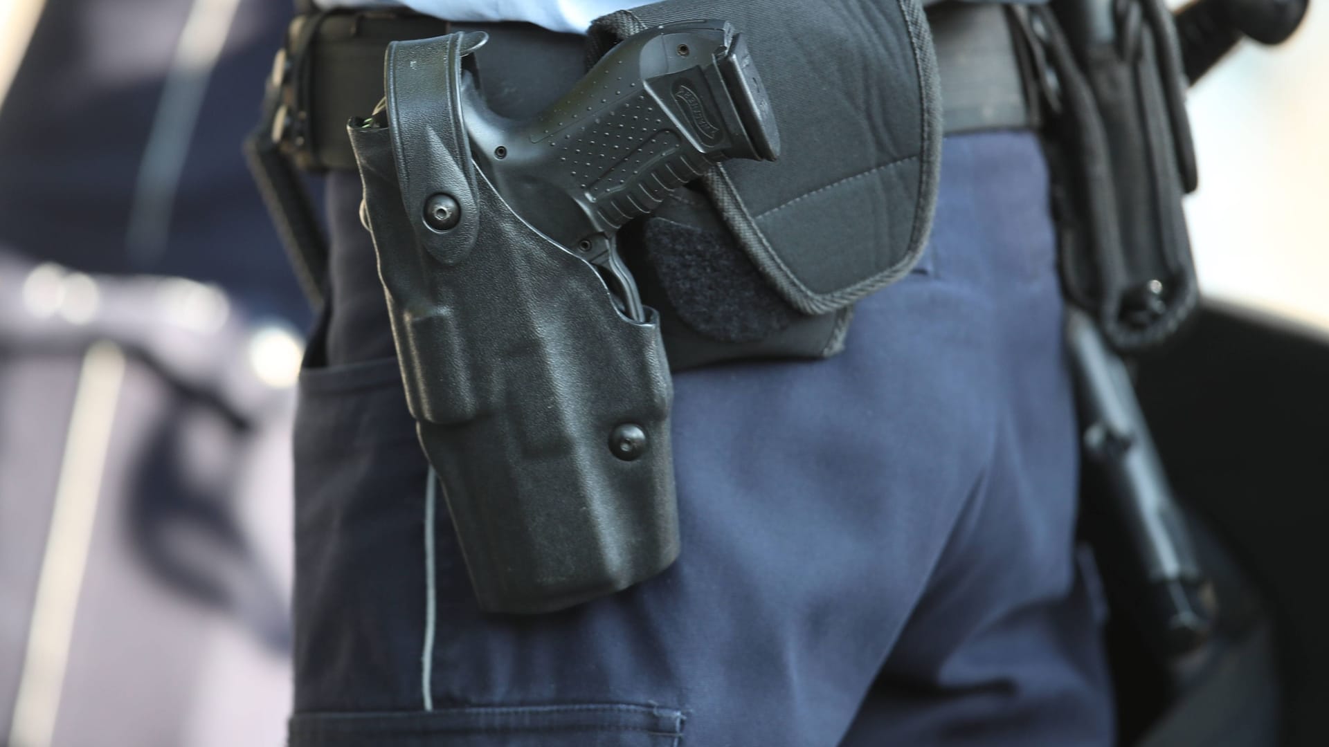 Ein Polizist trägt eine Waffe im Halter (Symbolbild): Eine Mordkommission ermittelt im Auftrag der Staatsanwaltschaft. Ein Polizist trägt eine Waffe im Halter (Symbolbild): Eine Mordkommission ermittelt im Auftrag der Staatsanwaltschaft.