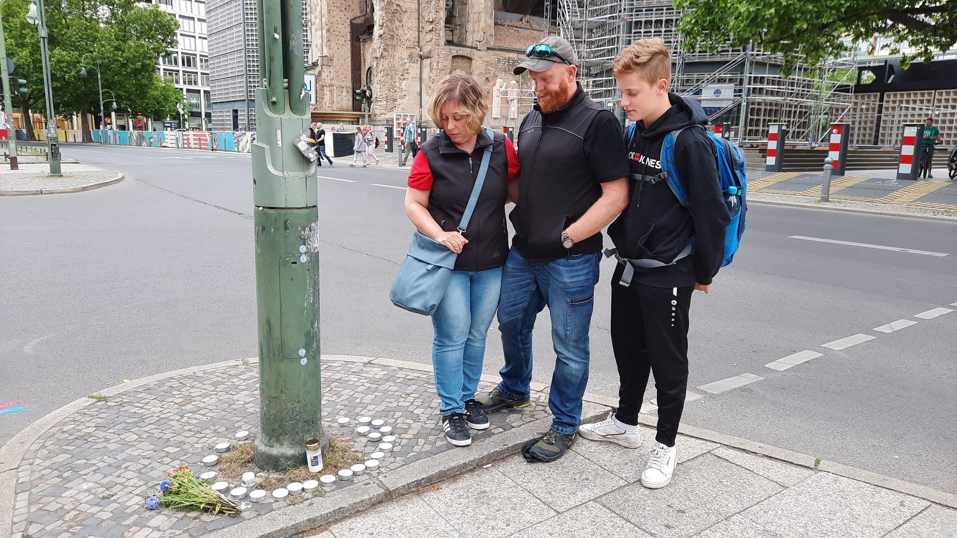 Familie Leppmeier am Breitscheidplatz: Sie waren am Mittwoch mitten im Geschehen, am Donnerstag kamen sie zurück, um zu verarbeiten und eine Kerze anzuzünden.