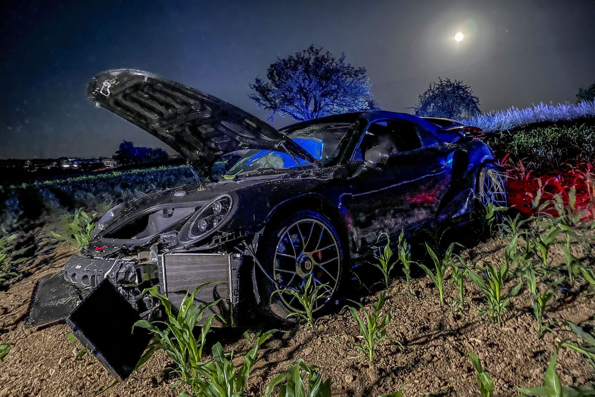 Der Porsche nach dem Unfall: Rund 150.000 Euro Schaden entstanden an dem Sportwagen. Weitere 50.000 Euro Schaden am Flur.