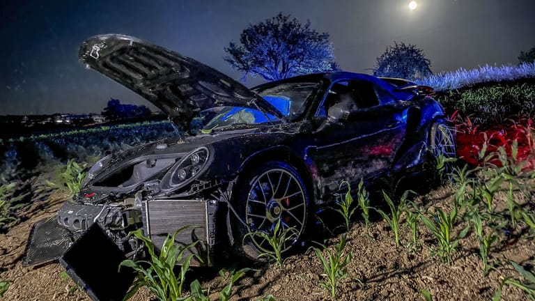 Der Porsche nach dem Unfall: Rund 150.000 Euro Schaden entstanden an dem Sportwagen. Weitere 50.000 Euro Schaden am Flur.