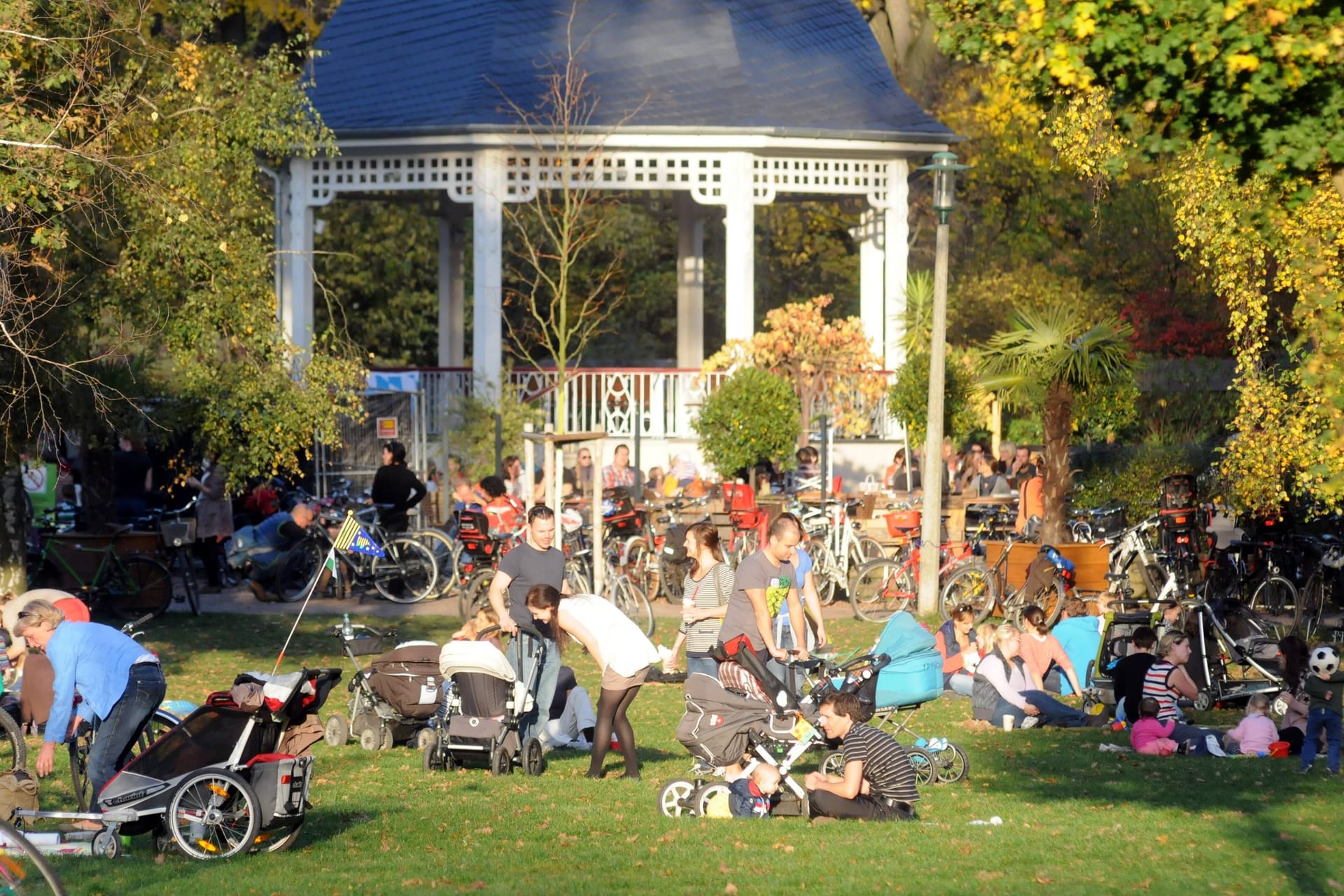 Junge Familien im Clara-Zetkin-Park Leipzig (Archivbild): Heute können die Sachsen ihre Winterjacken nochmal zu Hause lassen.