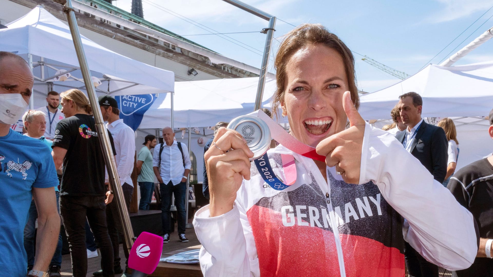 Susann Beucke zeigt ihre Medaille nach den Olympischen Spielen (Archivbild).