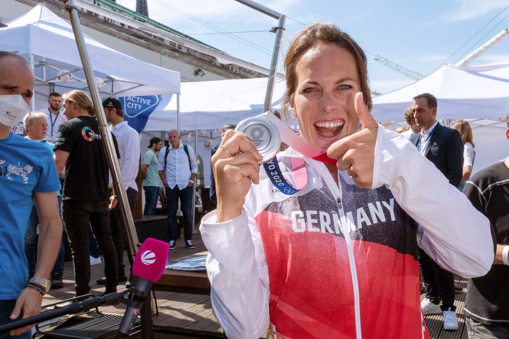 Susann Beucke zeigt ihre Medaille nach den Olympischen Spielen (Archivbild).