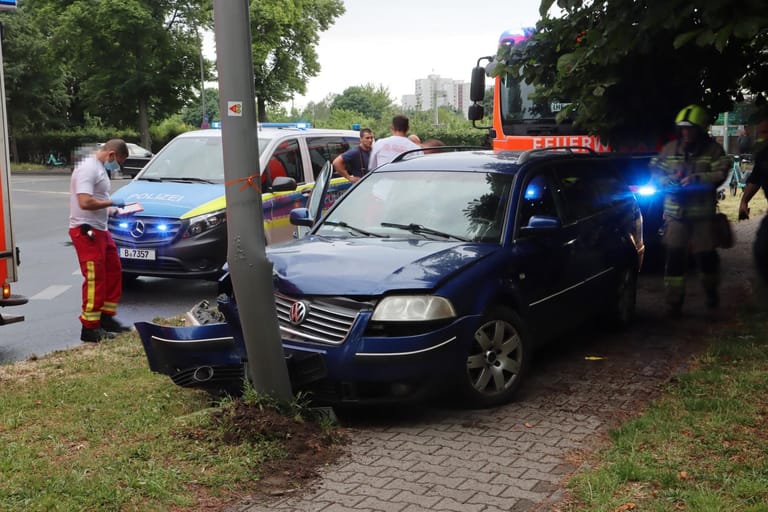 Ein betrunkener Autofahrer kam in Berlin in einer Kurve von der Straße ab.