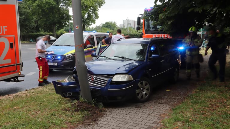 Ein betrunkener Autofahrer kam in Berlin in einer Kurve von der Straße ab.