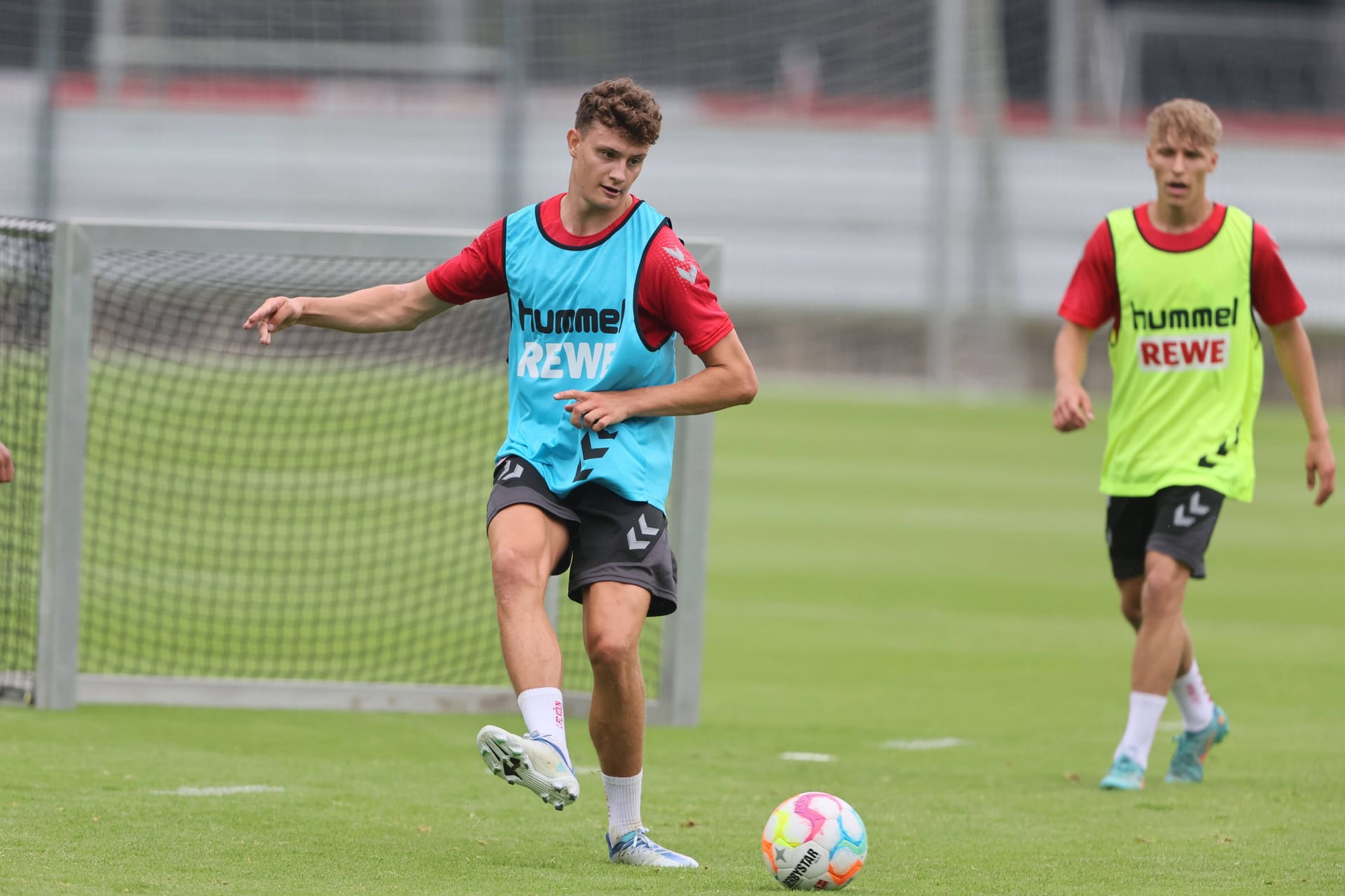 Neuzugang Eric Martel (Mitte) beim Trainingsauftakt des 1. FC Köln.