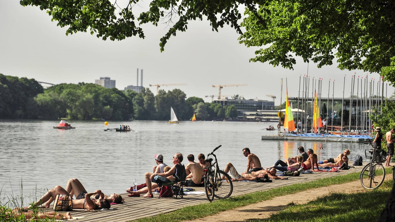 Hannoveraner sonnen sich am Maschsee (Archivbild): Am Wochenende werden die ersten Hitze-Tage in der Landeshauptstadt erwartet.