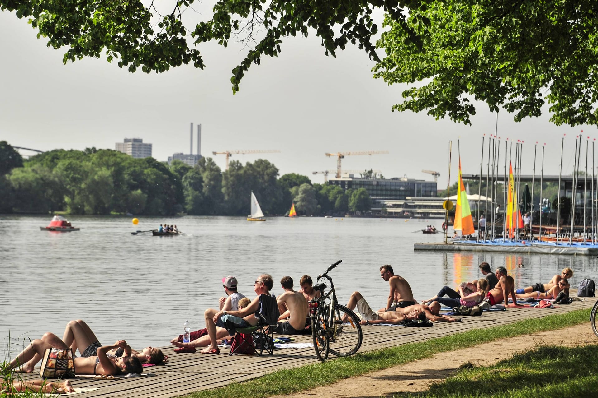 Hannoveraner sonnen sich am Maschsee (Archivbild): Am Wochenende werden die ersten Hitze-Tage in der Landeshauptstadt erwartet.