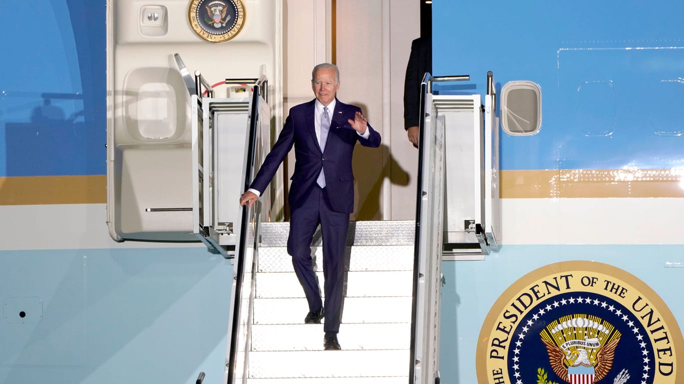 Joe Biden bei der Ankunft zum G7-Gipfel am Flughafen München (Archivbild): Das Sicherheitspersonal des US-Präsidenten sei schwierig in der Zusammenarbeit, kritisiert Bayerns Innenminister Joachim Herrmann.