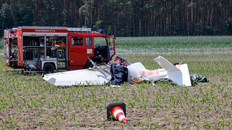 Trümmer eines Kleinflugzeug, das im Landeanflug auf den Flugplatz bei Gauchsdorf abgestürzt war, liegen auf einem Feld: Die zwei Insassen sollen laut Polizeisprecher gestorben sein.
