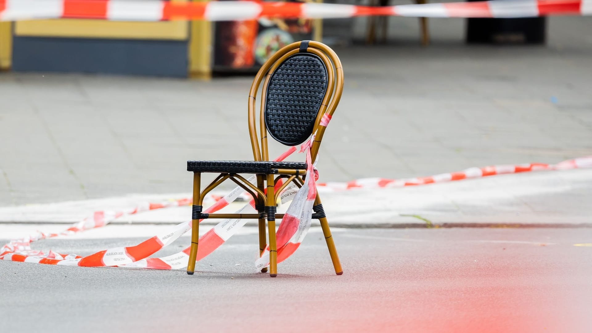 Auto fährt in Berlin in Menschenmenge