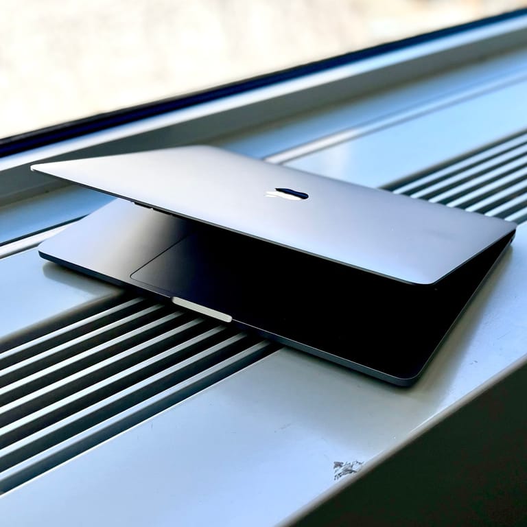 Das MacBook Pro 13 Zoll (2022) mit M2-Chip: Das erste Gerät, das die Fähigkeiten von Apples neuem Chip zeigen kann.