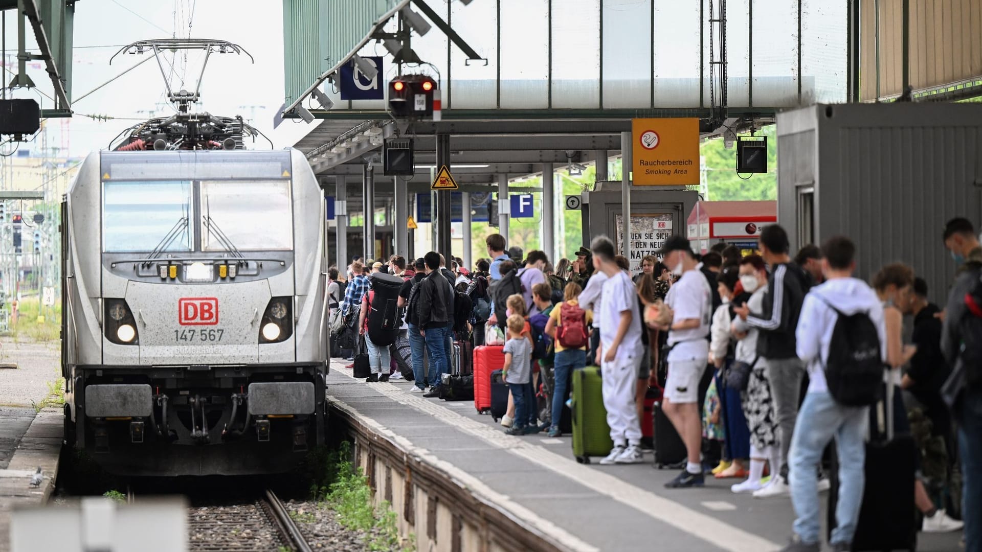 Bahnverkehr vor dem Pfingstwochenende