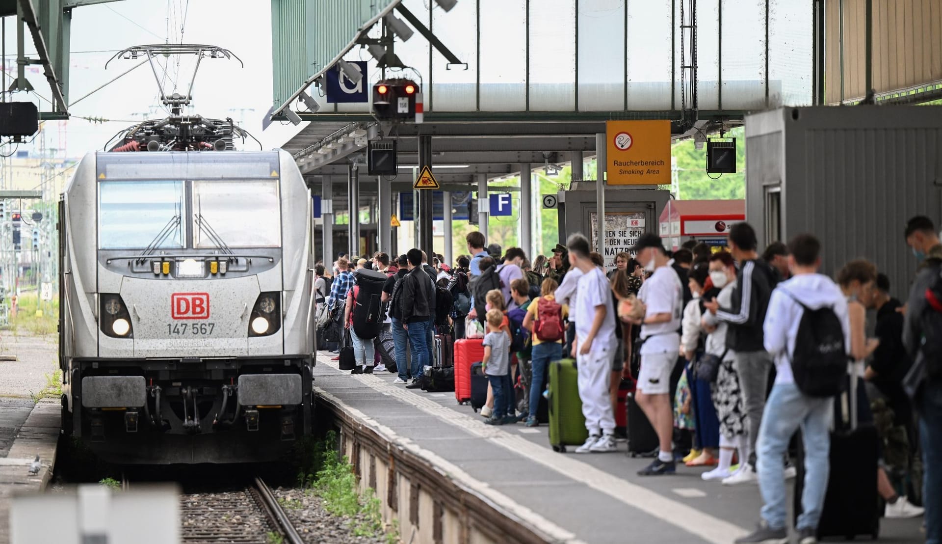 Bahnverkehr vor dem Pfingstwochenende