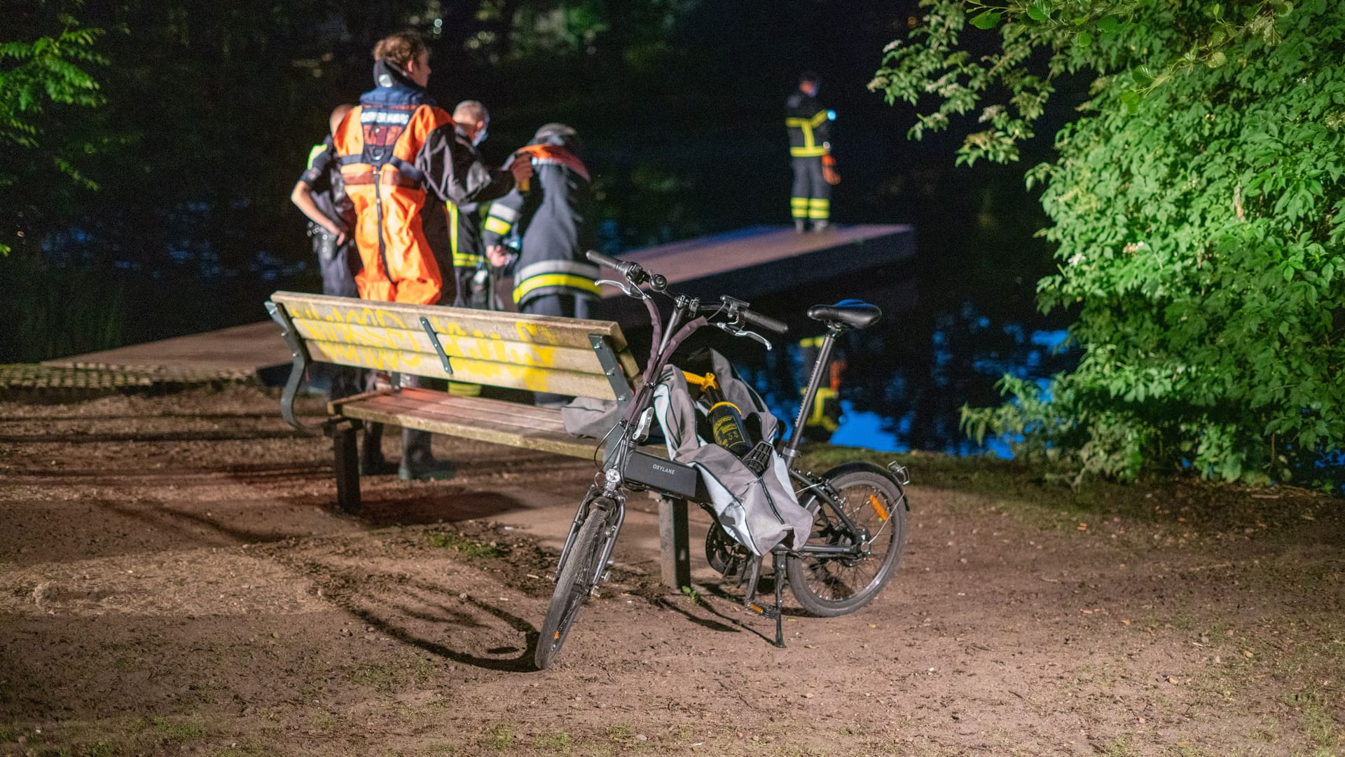 Die Rettungskräfte im Einsatz an der Alster: Ein Beamter war auf die Sachen gestoßen. Die Rettungskräfte im Einsatz an der Alster: Ein Beamter war auf die Sachen gestoßen.