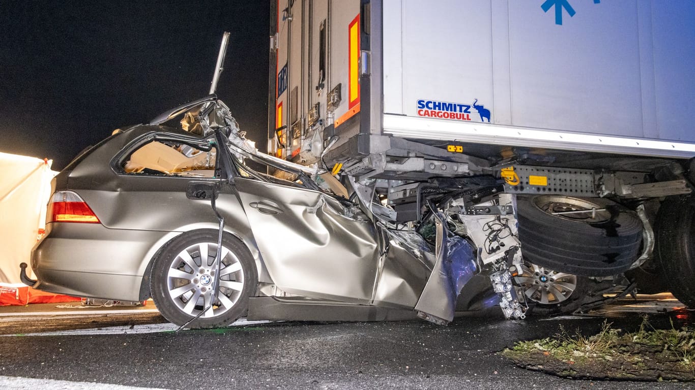 Der völlig zerstörte BMW: Der Fahrer war sofort tot.