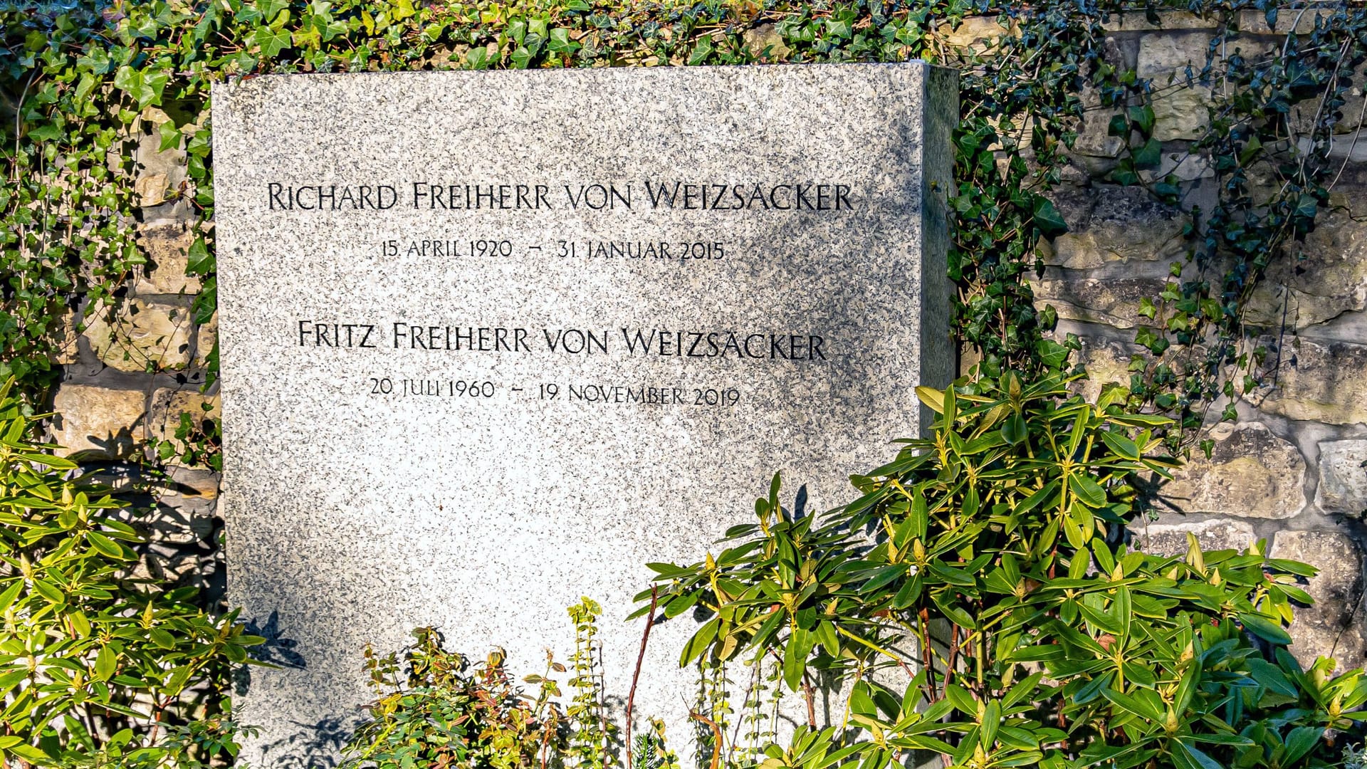Das Grab von Richard Freiherr von Weizsäcker sowie seinem Sohn Fritz (Archivbild): Der Mörder des renommierten Arztes wurde direkt ermittelt. Das Grab von Richard Freiherr von Weizsäcker sowie seinem Sohn Fritz (Archivbild): Der Mörder des renommierten Arztes wurde direkt ermittelt.