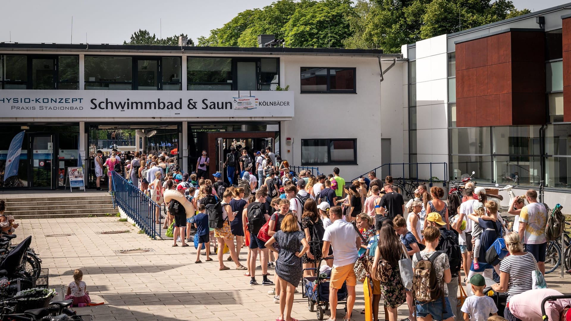 Eine lange Warteschlange vor einem Schwimmbad: Viele wollten sich im Freibad abkühlen. Eine lange Warteschlange vor einem Schwimmbad: Viele wollten sich im Freibad abkühlen.