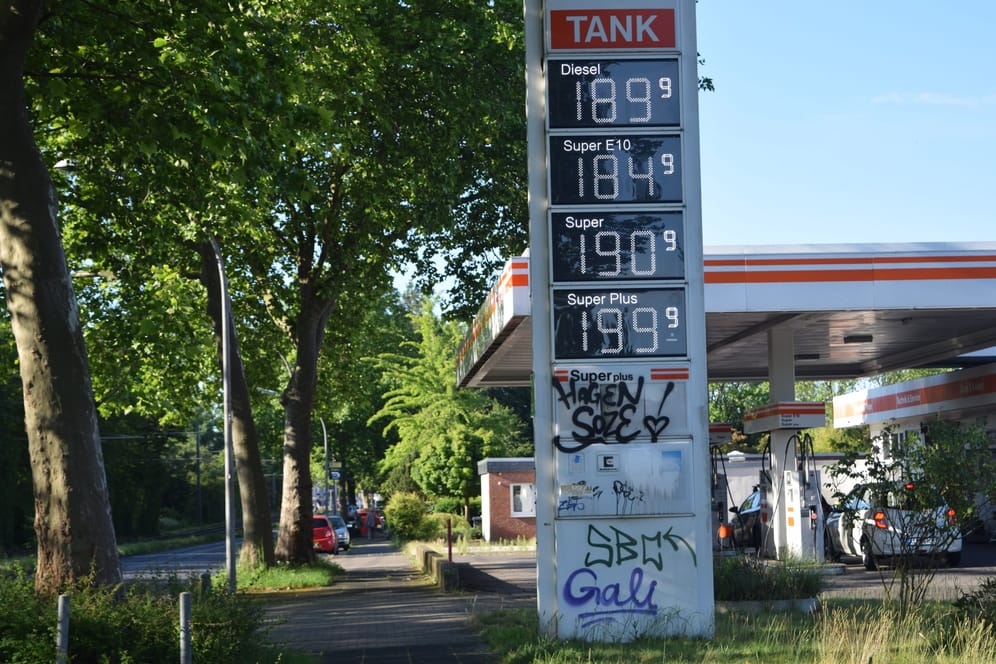 Spritpreistafel an einer Kölner Tankstelle: In Köln lagen die Spritpreise am 1. Juni im Schnitt zwischen 1,80 und 1,90 pro Liter (Super E10).