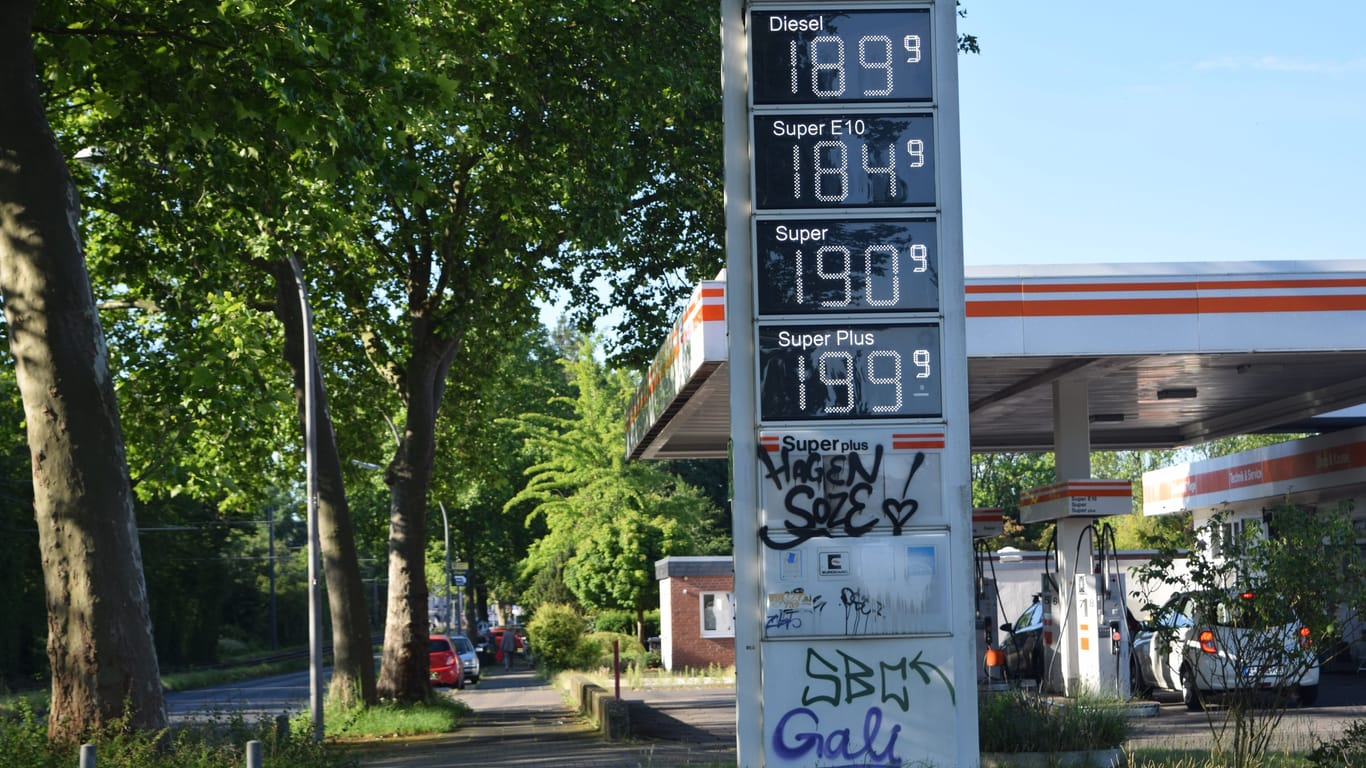Spritpreistafel an einer Kölner Tankstelle: In Köln lagen die Spritpreise am 1. Juni im Schnitt zwischen 1,80 und 1,90 pro Liter (Super E10).